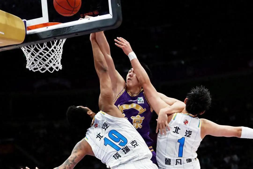 集结日NBA季后赛焦点战；北京首钢官宣签约；悬念犹存；年轻球员得到机会的简单介绍