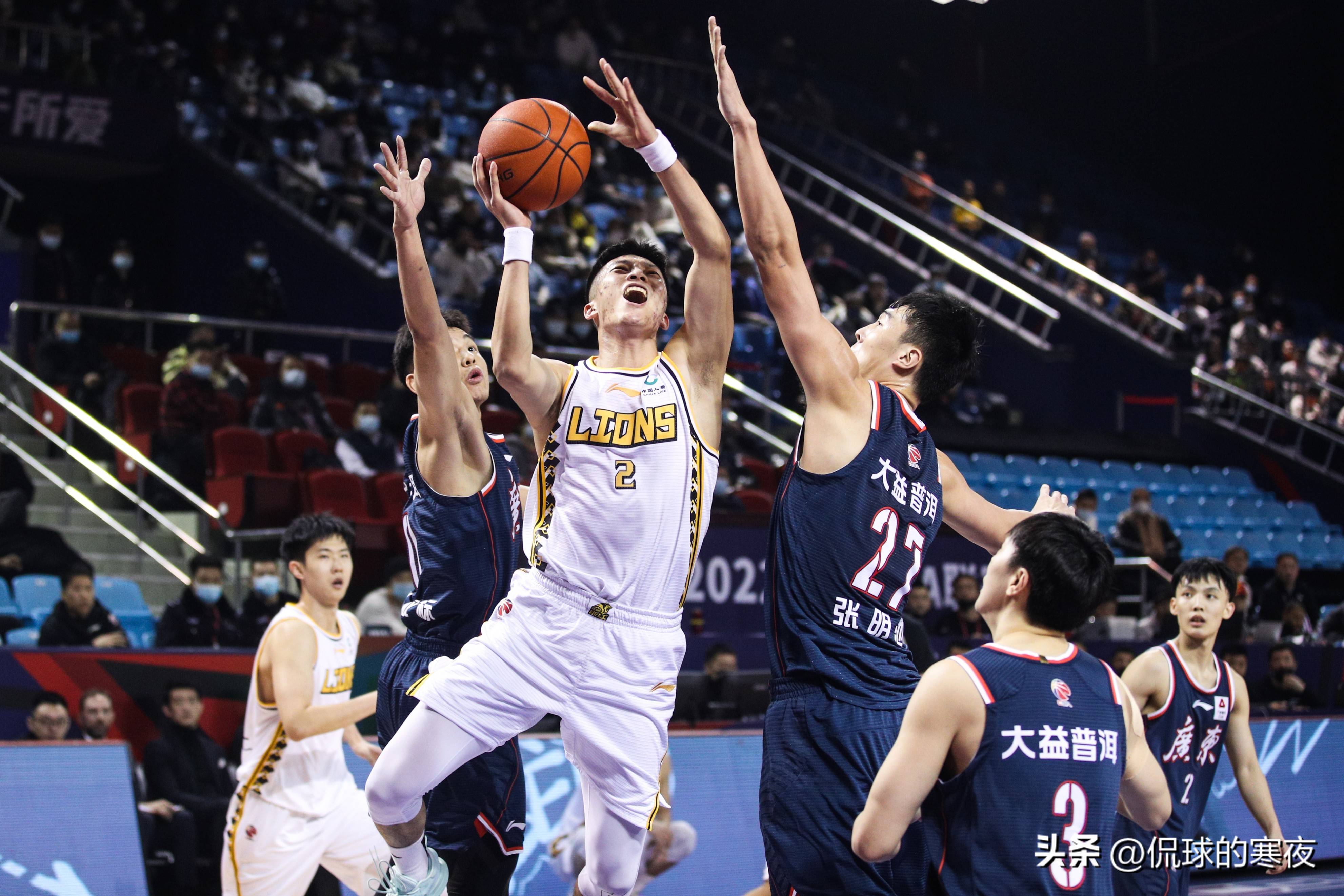 包含NBA季后赛倒计时，山东男篮关键时刻临场应变，细节引发关注，压力陡增，资深球员宣示担当的词条